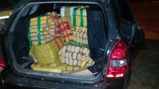 Droga ocupava porta-malas e banco de trás do veículo (Foto: Divulgação)
