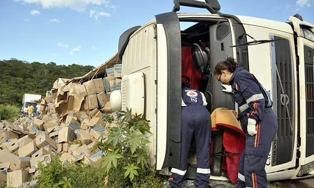 Carreta com 34 toneladas de &oacute;leo vegetal tomba e motorista fica ferido