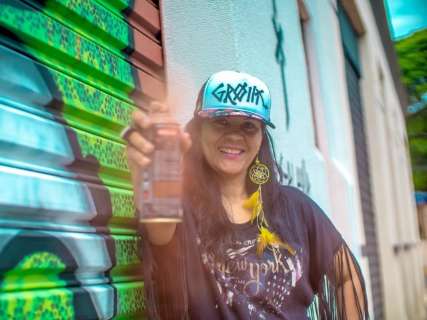 Artista plástica leva grafite à aldeia urbana para afastar jovens da pichação