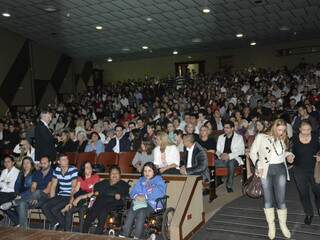 Público lotou teatro para assistir show. (Foto: Airton Gasparini)