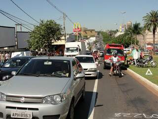 Trânsito ficou tumultuado após acidente na Afonso Pena (Foto: Simão Nogueira)