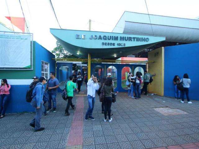 No retorno das aulas na rede estadual, Reinaldo entrega uniformes no Nova Lima