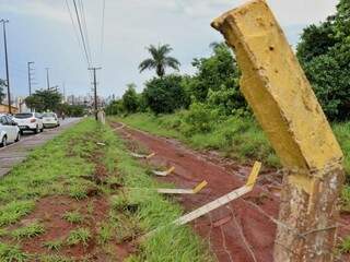 Carro atingiu nove pilastras de concreto e a cerca que protege a área militar (Foto: Henrique Kawaminami)