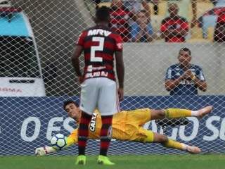 Tentativa de defesa durante o embate de hoje no Maracanã. (Foto: FlamengoFC) 