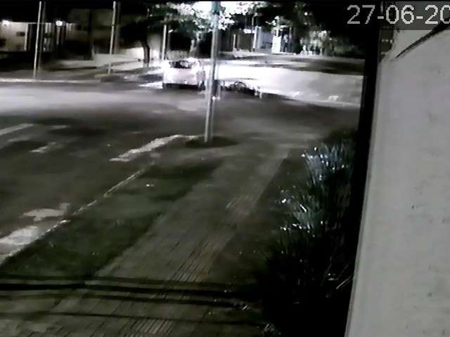 V&iacute;deo mostra momento em que condutor fura sinal e mata motociclista