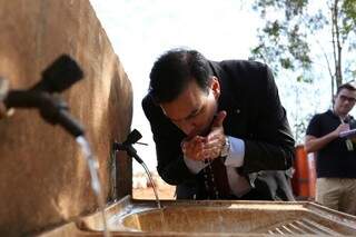 Durante vista a área de transição do lixão, procurador bebeu água da torneira. (Fotos: Marcelo Victor)