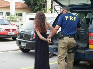 Policiais desconfiaram de nervosismo da jovem durante abordagem. (Foto: site One Base)
