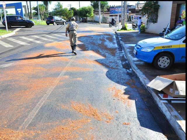  &Oacute;leo derramado em avenida causa dois acidentes em meia hora