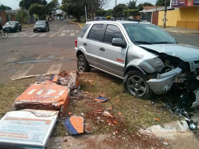 Carro perde controle e colide em placa de obras no Jardim Tijuca