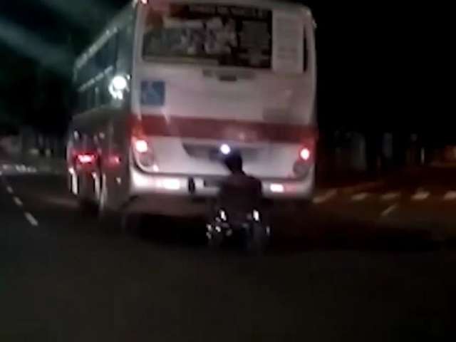 Cadeirante que pegou carona em rabeira de &ocirc;nibus foi v&iacute;deo mais visto