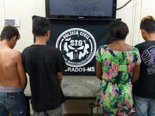 Suspeitos de matar jovem com 14 facadas nos fundos de casa s&atilde;o presos