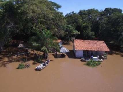 Chuva eleva nível do rio Miranda e mais famílias deixam suas casas