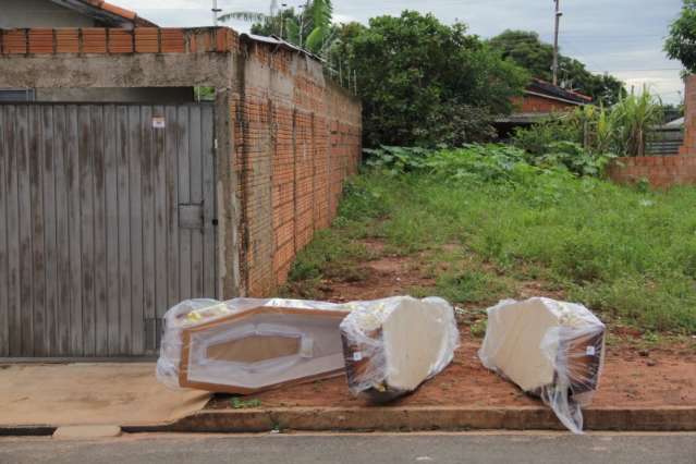 Pol&iacute;cia desvenda mist&eacute;rio de caix&otilde;es abandonados em terreno baldio