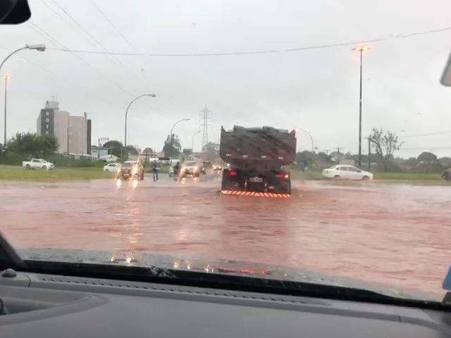 Motoristas arriscam travessia em trecho alagado da Avenida Jo&atilde;o Arinos