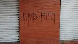 Trio estava pichando parede de estabelecimento nas proximidades da Avenida Ernesto Geisel. (Foto: Divulgação)