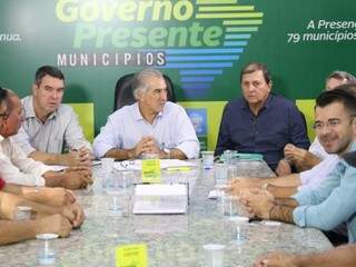 Governador Reinaldo Azambuja reunido com secretários e prefeitos durante o Programa Governo Presente em Aquidauana (Foto: Paulo Francis)