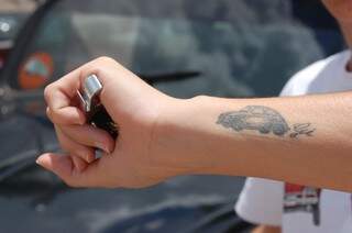 Paixão foi parar no braço, em forma de tatuagem. (Foto: Elverson Cardozo)
