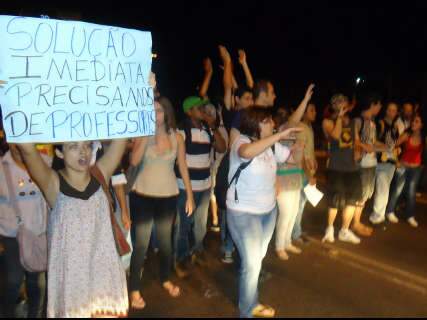 Estudantes fazem protesto por mais professores na UFMS