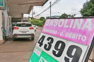 Gasolina com preço dentro da média neste sábado em Campo Grande (Foto: Henrique Kawaminami)