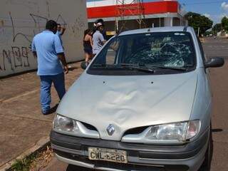 Menino de 12 anos foi atropelado na Avenida Guaicurus ao sair da escola. Com o impacto carro teve vidro quebrado. (Foto: Simão Nogueira)