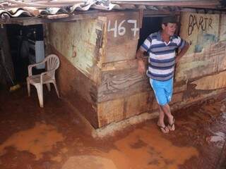 Moradores sofrem com barracos alagados (Foto: Paulo Francis)
