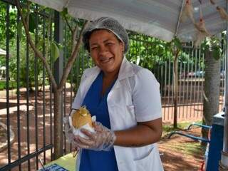 Aos 34 anos, ela faz sucesso vendendo pão com carne moída no Centro. 
