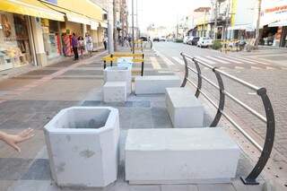Alguns pontos da 14 já receberam instalação de bancos de concretos e ganharam barreiras (Foto: Paulo Francis)