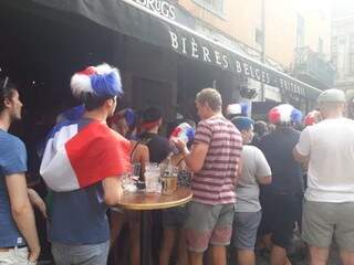 Franceses assistindo final da Copa do Mundo em bar na cidade de Grenoble (Foto: Direto das Ruas)