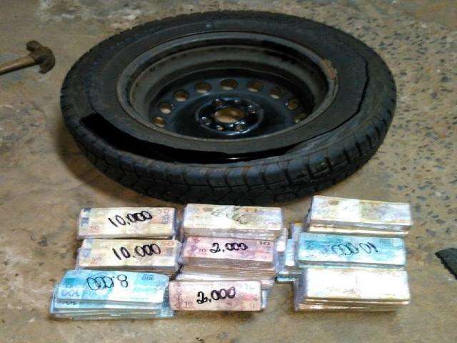 Pol&iacute;cia apreende quase R$ 300 mil escondidos em pneu de carro 