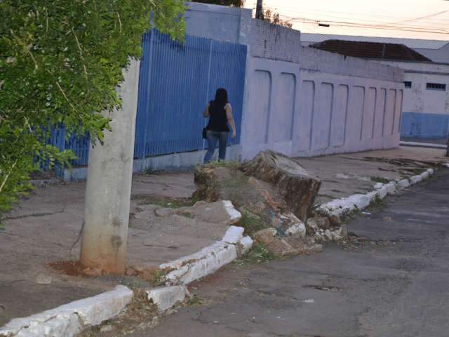 Sinaliza&ccedil;&atilde;o prec&aacute;ria em frente a escola causa inseguran&ccedil;a em pais de alunos