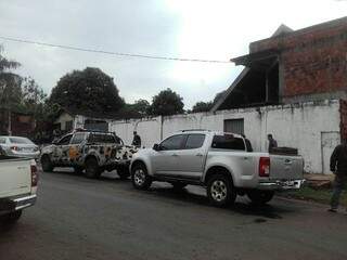 Viaturas da polícia na casa de político paraguaio, hoje de manhã em Pedro Juan Caballero (Foto: Ronald Díaz)