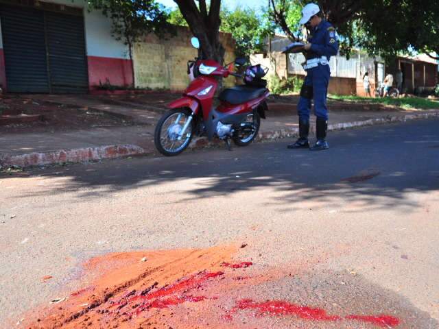  Motociclista sem CNH se envolve em acidente e passageira fica em estado grave