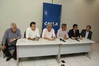 Semy, Vander Loubet, Delcídio, Paulo Antunes (Caixa), Gilmar e Moka participam de assinatura de contratos (Foto: Cleber Gellio)