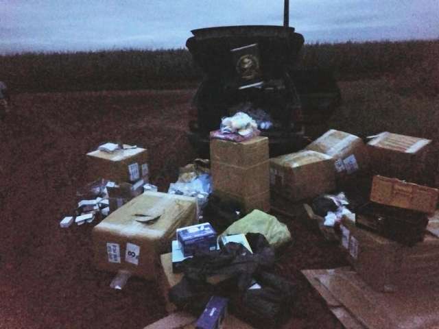 Tr&ecirc;s carros abarrotados com contrabando s&atilde;o apreendidos pelo DOF na fronteira 
