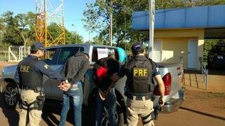 Jovens com a caminhonete roubada sendo presos pela PRF (Foto: Divulgação/ PRF)