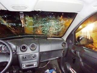 A imagem indica que ocupantes do carro podem ter batido a cabeça no para-brisa. (Foto: TL Notícias)
