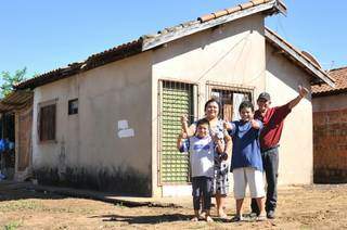 A família posa feliz em frente a nova casa ganha depois de mobilização de membros da igreja Sara Nossa Terra. (Foto:Alcides Neto) 