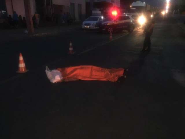 Idoso morre atropelado por camionete ao tentar atravessar avenida 