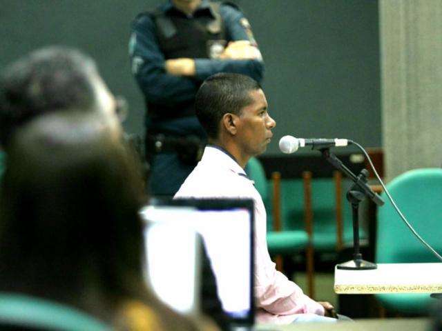 R&eacute;u &eacute; absolvido depois de negar assassinato na &uacute;ltima pergunta de j&uacute;ri