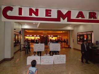 Estudantes fazem manifestação no Cinemark e conseguem meia-entrada