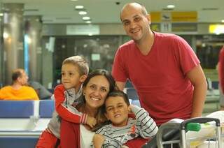 A família paulistana escolheu Bonito como roteiro de férias para garantir aventura aos filhos Guilherme (esq.) e Mateus