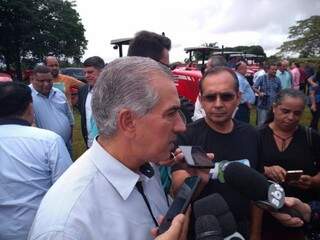 Governador Reinaldo Azambuja (PSDB) durante agenda na manhã desta quarta-feira (13) (Foto: Leonardo Rocha)
