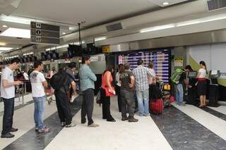 Passageiros reclama de demora em fila para check-in. (Foto: Marcos Ermínio)