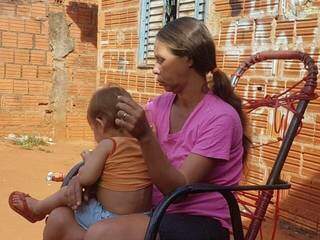 Janete, em foto de junho de 2018 com um dos filhos no colo: ela nega maus-tratos às crianças (Foto/Arquivo: Mirian Machado)