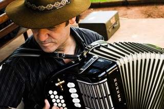 Zezinho, instrumentista de &#039;ouvido&#039;, um dom natural. (Foto: Alcides Neto)
