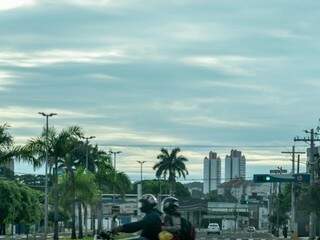 Capital amanheceu com céu nublado nesta quarta-feira. (Foto: Henrique Kawaminami)