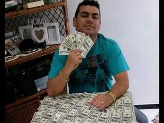 Diaz Villalba ostentando a &quot;posse&quot; de milhares de dólares no Whatsapp (Foto: ABC Color) 