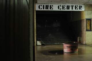 Cine Center que já foi um dos principais cinemas da cidade com capacidade para 600 pessoas hoje está abandonado. (Foto: Alcides Neto)