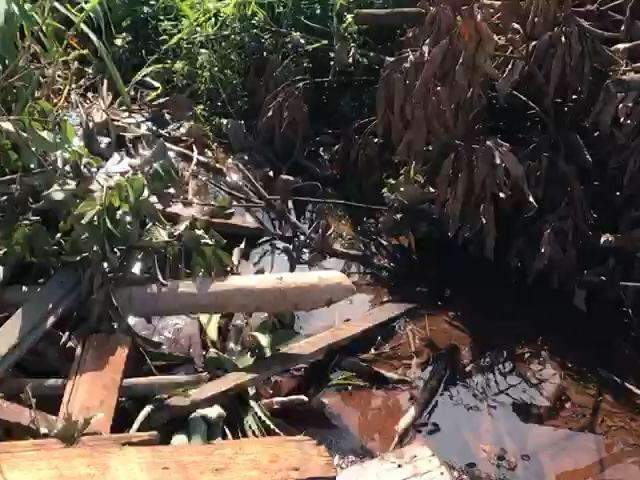Loteamento rec&eacute;m-criado j&aacute; tem vazamento e lixo acumulado na rua