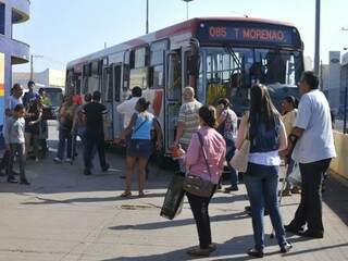 Usuário dos transporte coletivo em um dos terminais da Capital (Foto: 